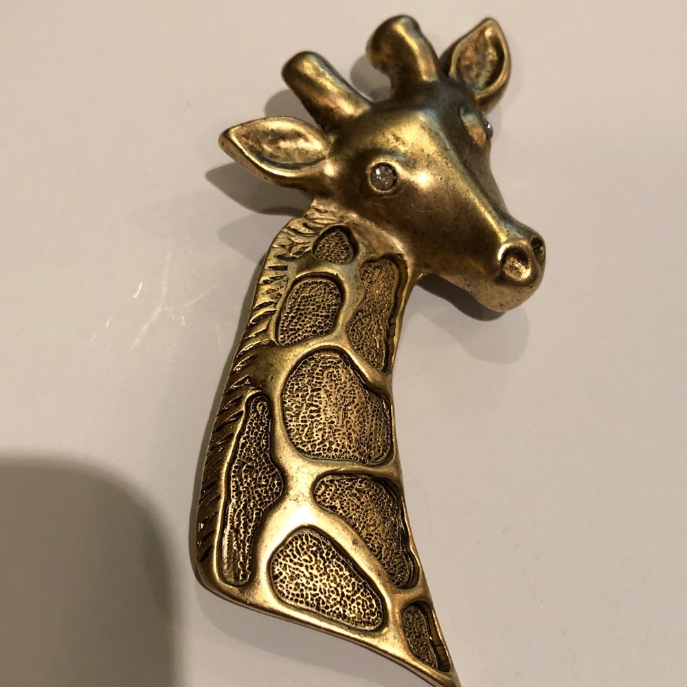 Giraffe brooch/slide